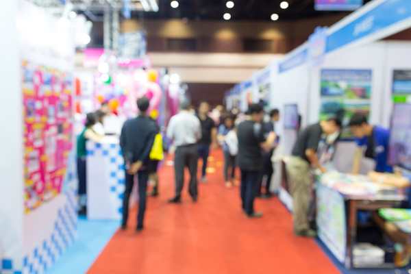 Pocket Wi-Fi MultiOperators utilisé en salon professionnel et conférence B2B