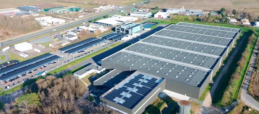 Grande installation photovoltaïque multi-bâtiments avec toitures industrielles connectées