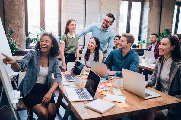 Équipes itinérantes connectées avec Pocket Wi-Fi multi-opérateurs 10 appareils simultanés